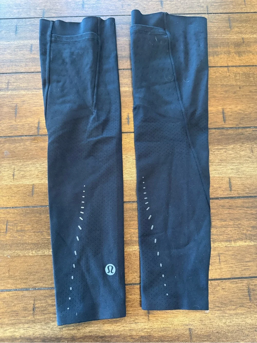 Lululemon Running Arm Sleeves S/M Black Ice Pocket Seamless Run BNWOT